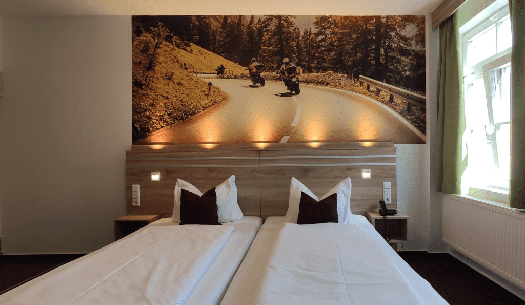 Hoteleinrichtung in warmen Tönen für eine behagliche Atmosphäre