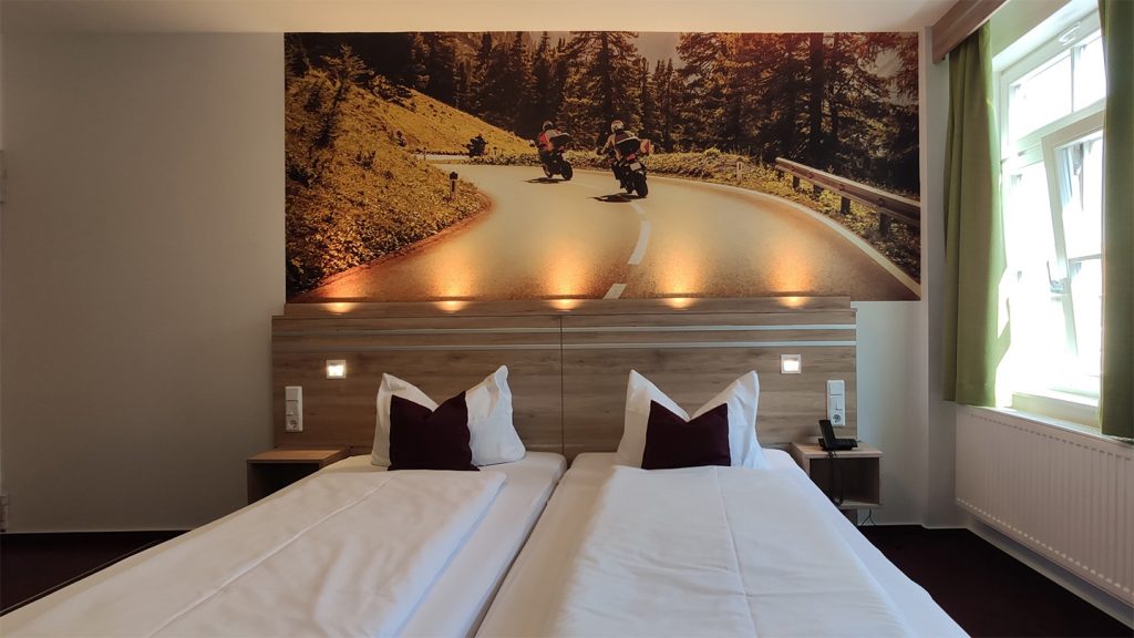 Hotelzimmereinrichtung für ein Hotel für Motorradfahrer