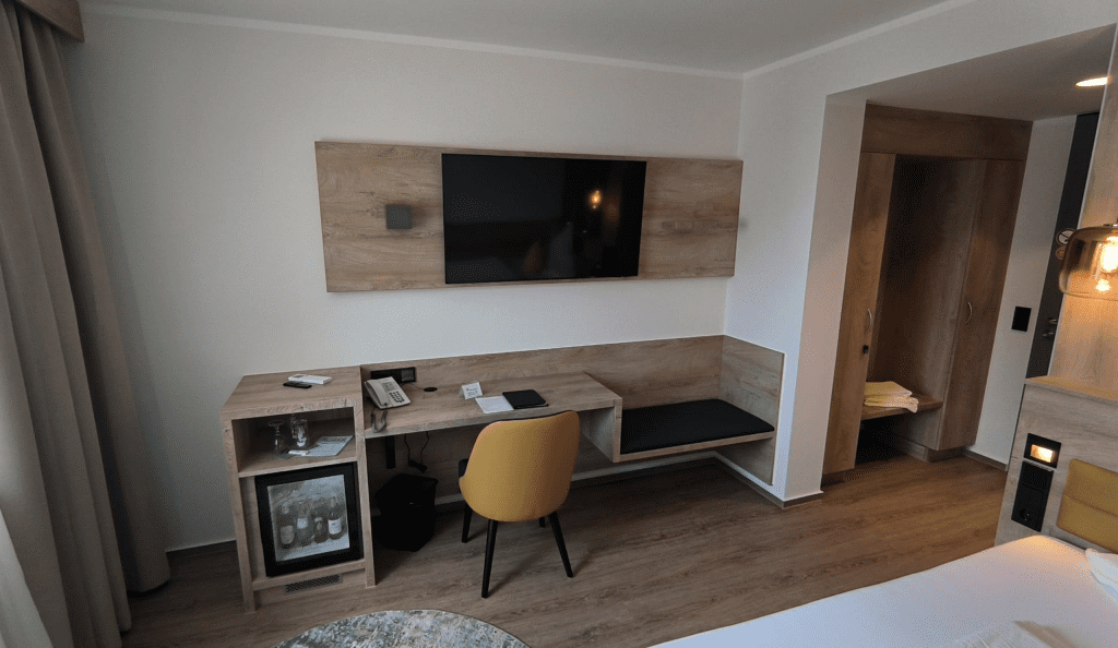 Sitzecke inkl. Minibar und Schreibtisch Hotelzimmereinrichtung