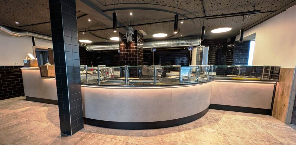 beleuchtete Theke noch im Bau in einem Imbiss.