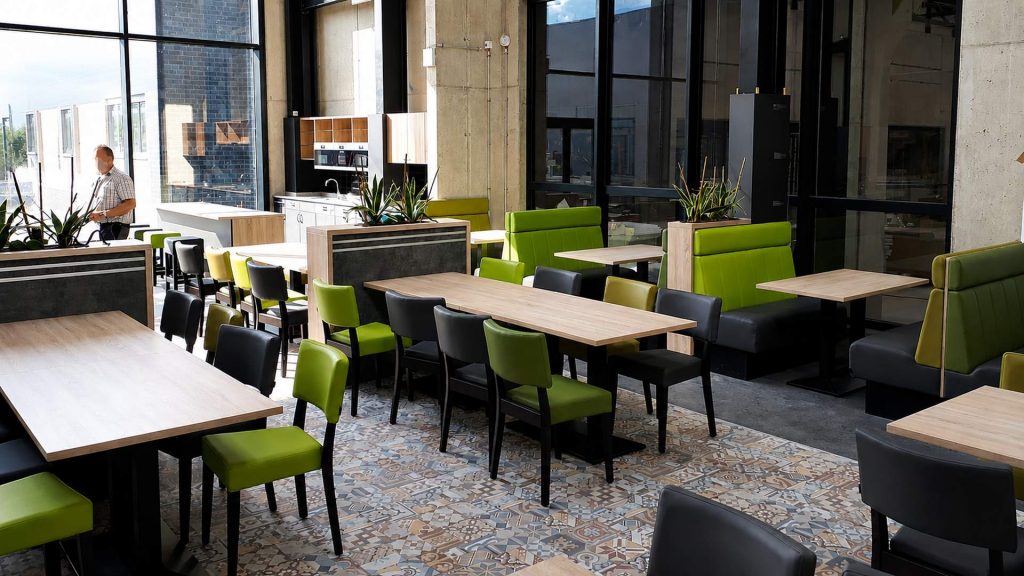 Moderne Mitarbeiterkantine, mit farblichen Akzenten
