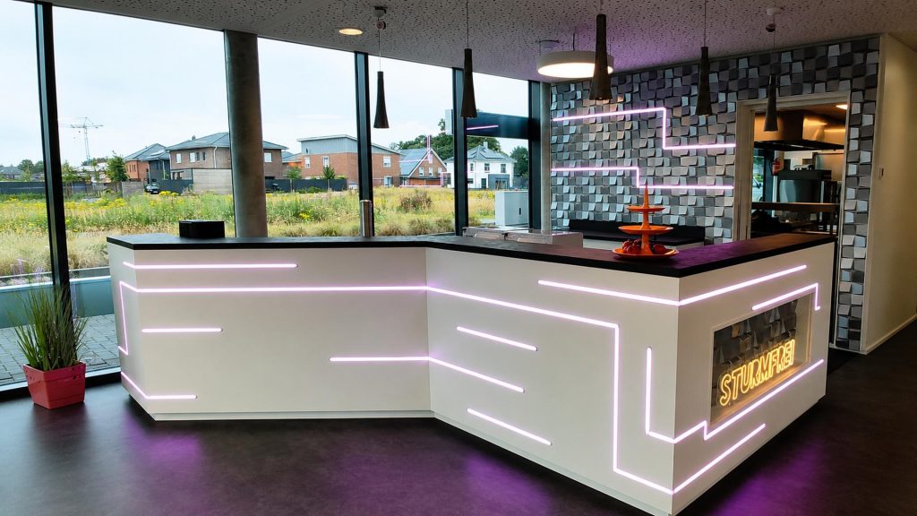 Moderne Theke mit Beleuchtung