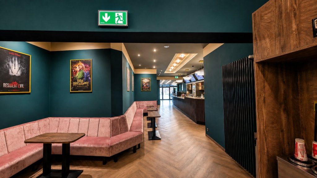 Bankanlage im hinteren Foyerbereich im Kino Arnsberg